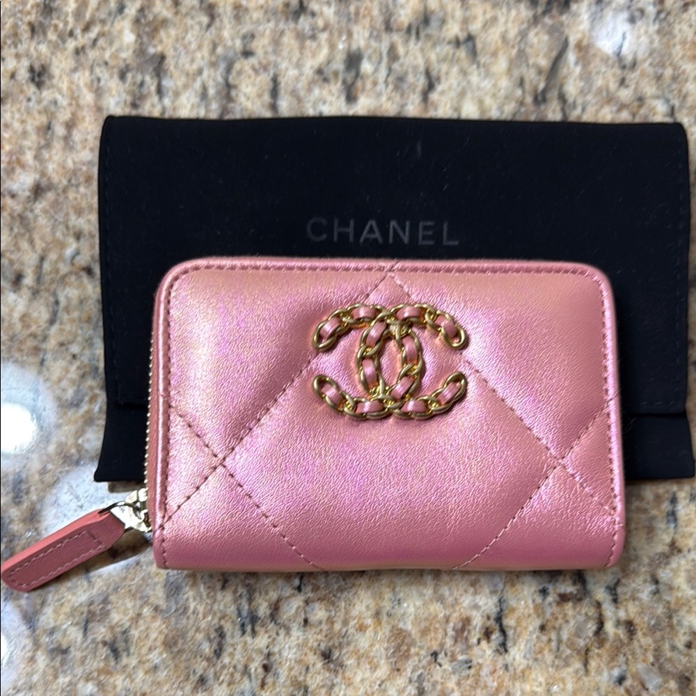 ❤️ AUTH NEW Chanel 19 Pink iridescent Quilted Leather Zippy Card Holder Wallet